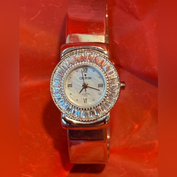 Croton Luxurious Silver Timepiece - Picture 2 of 10